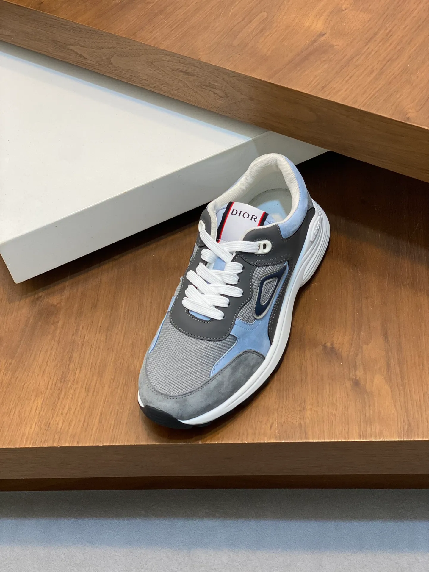 Men's men's shoes 💰440 [New style] 🐦‍⬛🐦‍⬛ Dior low-top series casual sports shoes sneakers original purchase development production production This sports shoe is a classic item. Crafted from Dior Gray cow leather with tonal CD Diamond canvas panels on the sides. The CD Icon-shaped shoelace eyelets are subtle and sophisticated, and the two-tone rubber sole, tongue and heel are all decorated with distinctive details for added sophistication. The padded high-top design makes the shape more refined and improves comfort and support. Fashionable and versatile, it can complement any look.  Exquisite packaging at the delivery counter 🛍📦 ▪️Fabric: Original customized calfskin ▪️Inner lining: Customized breathable lining ▪️Outsole: Original molded TPU combination outsole ▪️Sole thickness: 3CM ▪️Size: Men's size 39-45 (38 45 customized)